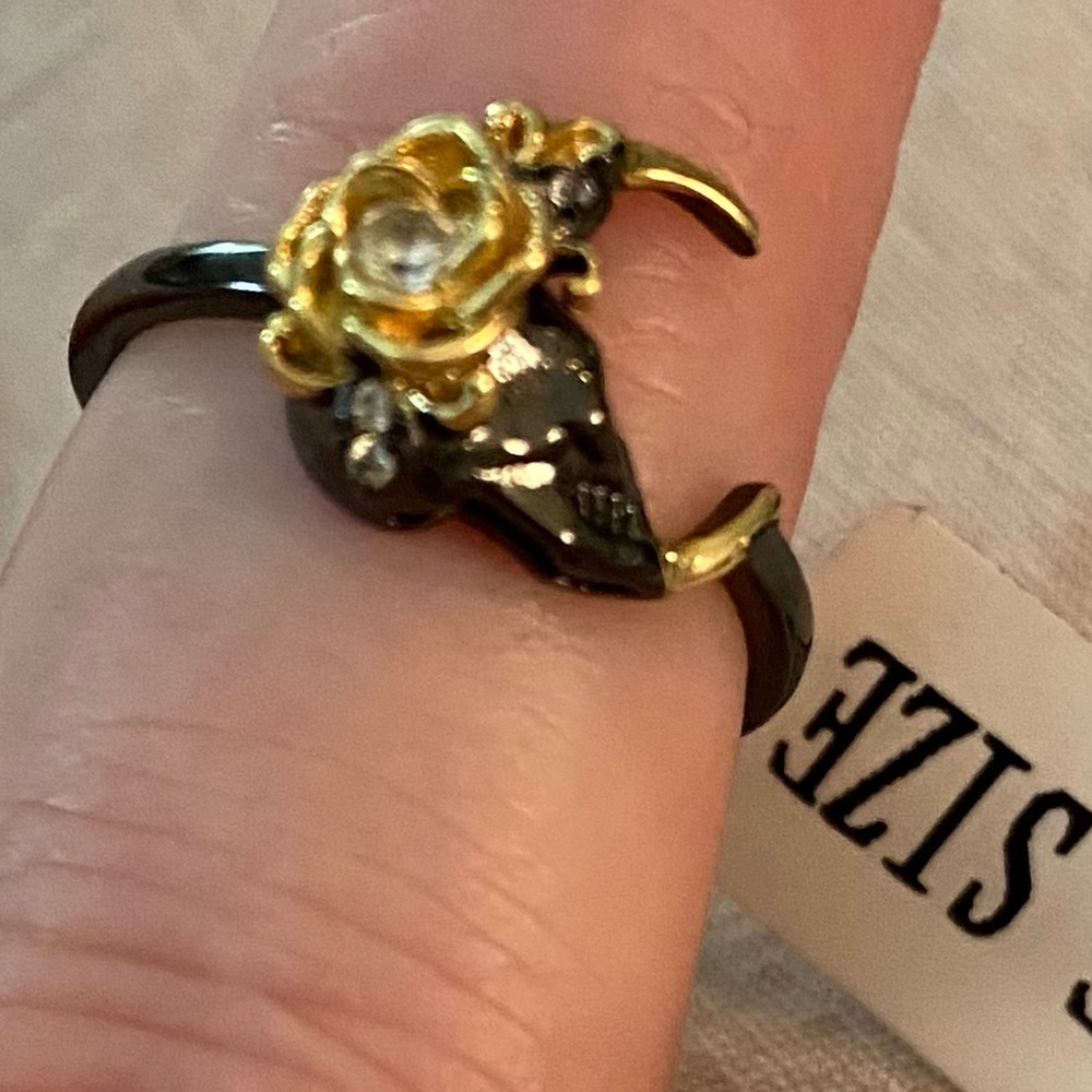 Charmed Aroma Skull & Rose Ring